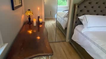 Tabla de planchar con plancha, wifi, ropa de cama