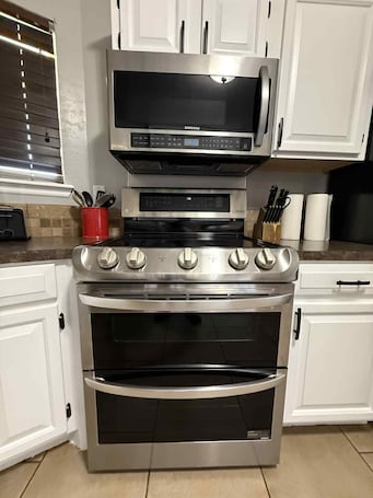 Microwave, oven, stovetop, dishwasher. Delightful 3-bedroom house with AC in Lawton