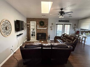 Télévision, cheminée