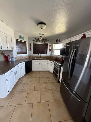 Micro-ondes, four, plaque de cuisson, lave-vaisselle