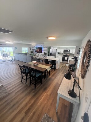 Micro-ondes, four, plaque de cuisson, lave-vaisselle