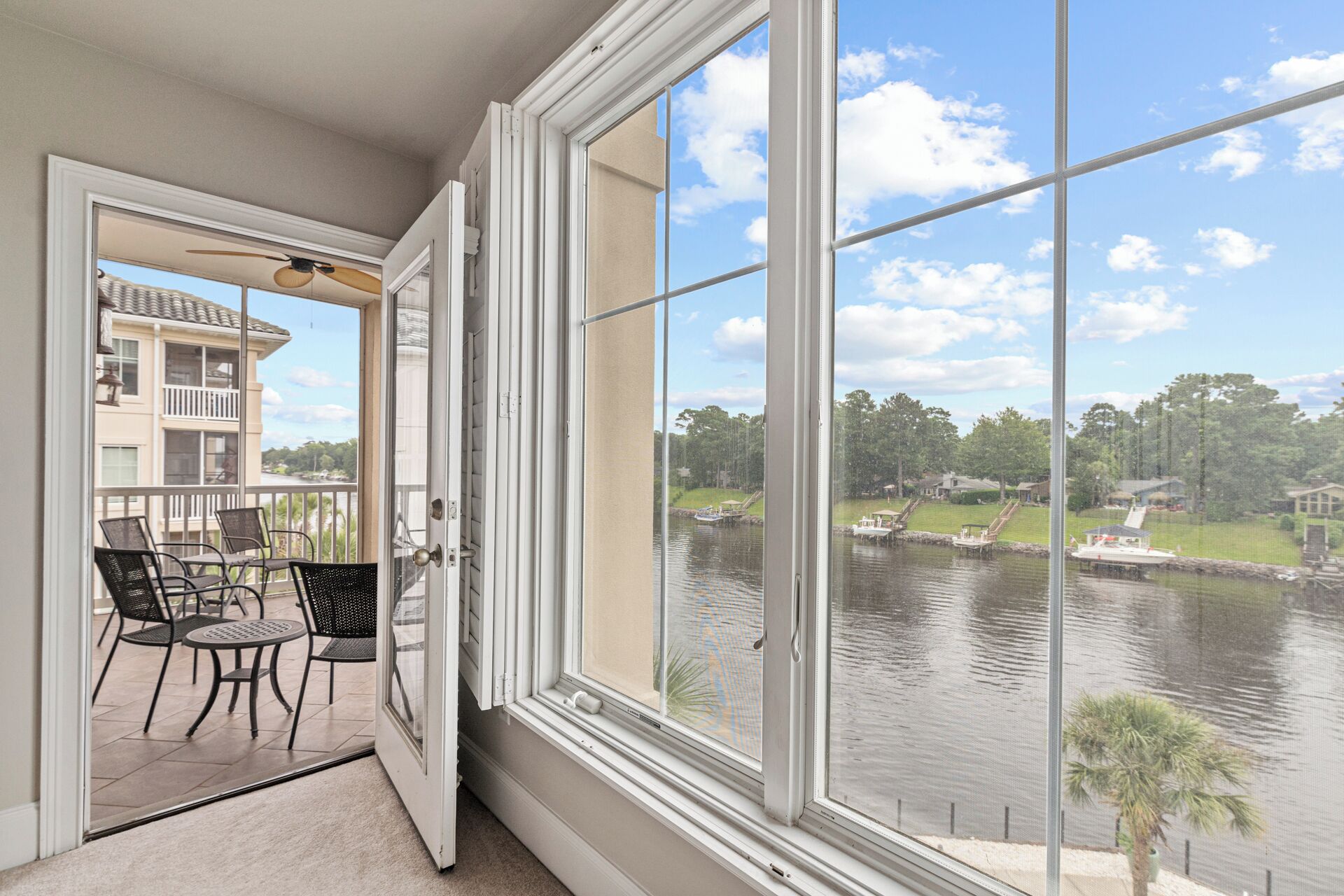 المنشأة من الداخل