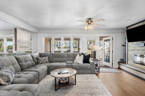 Smart TV, fireplace, offices - "Happy Harbor" 2 Private Beaches, Dock Space, 2 Balconies, Canal Front (Destin)