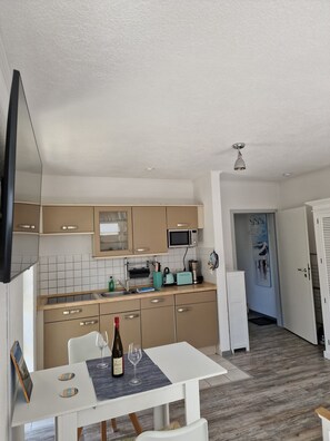 Fridge, microwave, stovetop, dishwasher - Affordable, maritime apartment for 2 with balcony, beach 50 m, free WLAN (Binz)