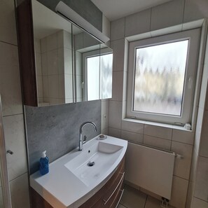 Shower, hair dryer, soap, toilet paper - Affordable, maritime apartment for 2 with balcony, beach 50 m, free WLAN (Binz)