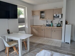 Kühlschrank, Mikrowelle, Herdplatte, Geschirrspüler
