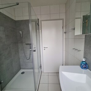 Douche, sèche-cheveux, savon, papier toilette