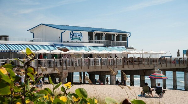 Chaises longues, serviettes de plage
