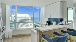 Private kitchen - Fontainebleau 4BD/5BA Double Suite + 2 Junior Suites (Miami Beach)