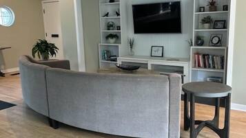 Smart TV, caminetto, libri