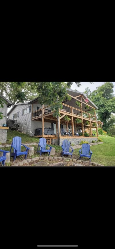 Charming 3-bedroom Lakehouse . Boat Slip,  Pontoon option .3 Golf courses nearby
