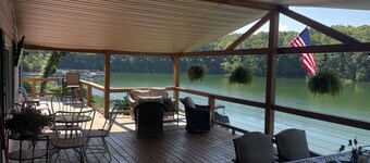 Charming 3-bedroom Lakehouse . Boat Slip, with Pontoon option .