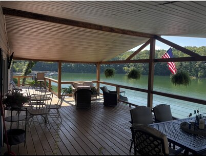 Charming 3-bedroom Lakehouse . Boat Slip, with Pontoon option .
