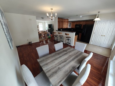 3 Bedroom/2.5 bathroom close to Naval Academy, NMCM Stadium, and downtown.