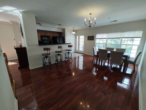 3 Bedroom/2.5 bathroom close to Naval Academy, NMCM Stadium, and downtown.