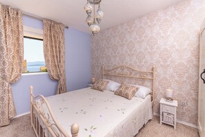 4 chambres, coffres-forts dans les chambres, fer et planche à repasser