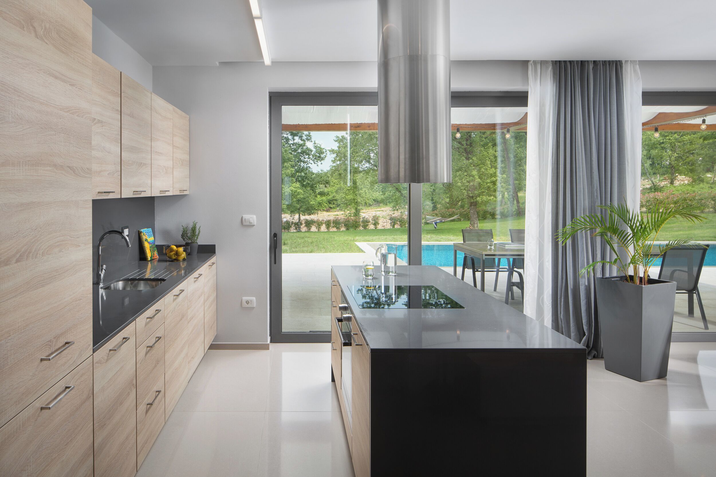 Kjøleskap, ovn, oppvaskmaskin og kaffetrakter/tekoker