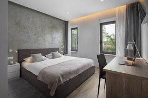 2 habitaciones, caja de seguridad en la habitación y escritorio