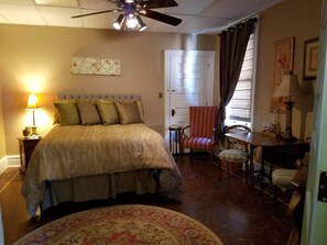 5 bedrooms, desk, free WiFi, bed sheets