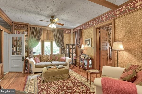 Fernseher, Bücher, Computerbildschirme