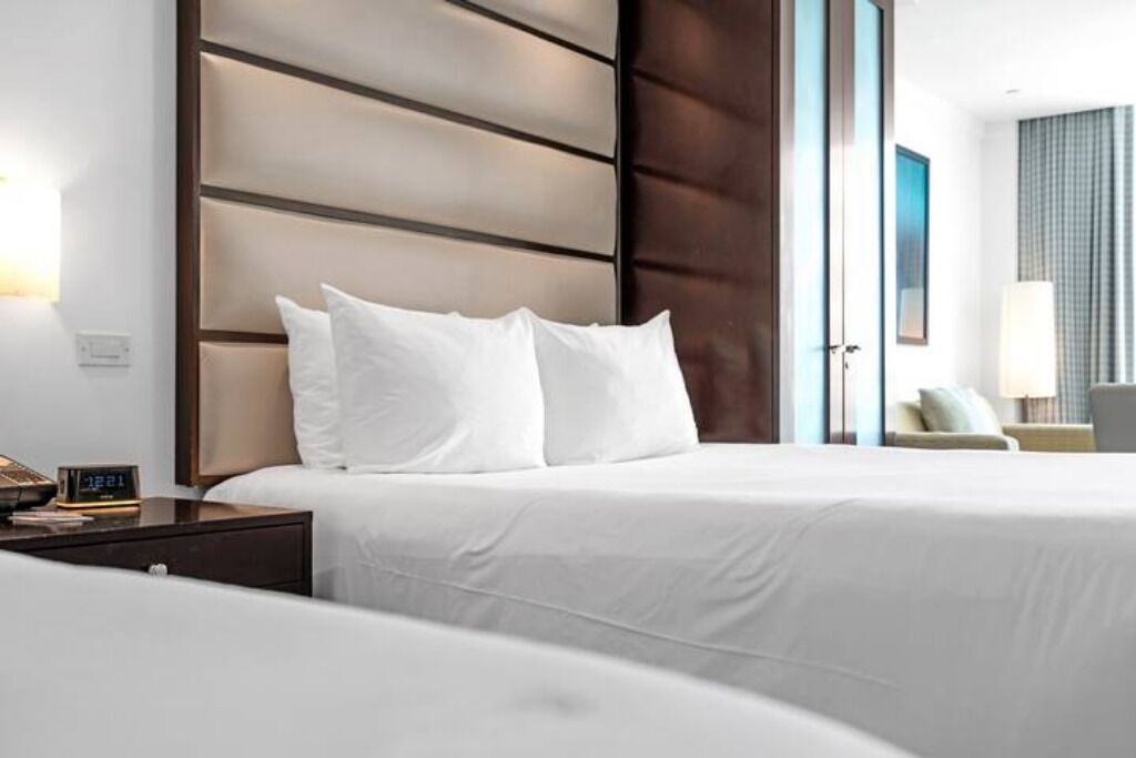 Tabla de planchar con plancha, wifi y ropa de cama 