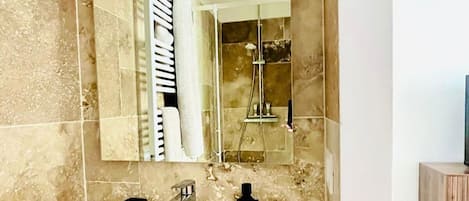 تجهيزات دش، مجففات شعر، مناشف، ورق حمّام