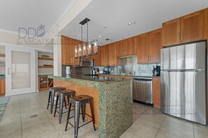 Kylskåp, mikrovågsugn, ugn och spishäll