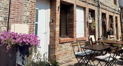 Pretty fisherman's cottage 50m from the beach! Ideal for families, pets welcome!