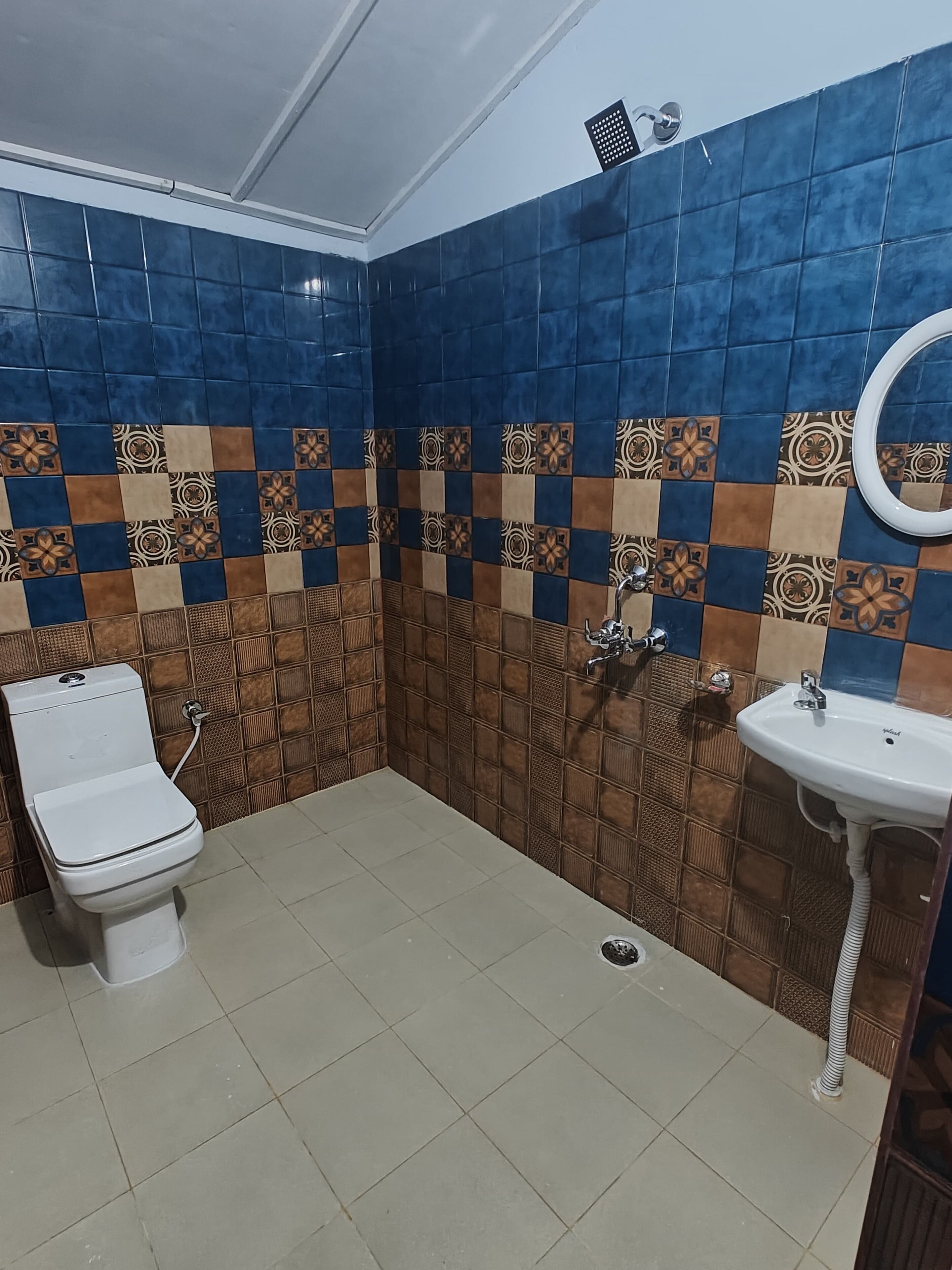 Dusj, hårføner, håndklær og såpe