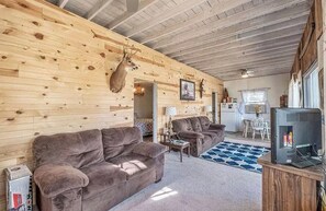 TV, peis, DVD-spiller og bøker