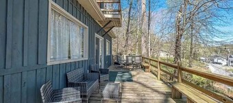 Peaceful 2-bedroom house, beautiful Lake view.