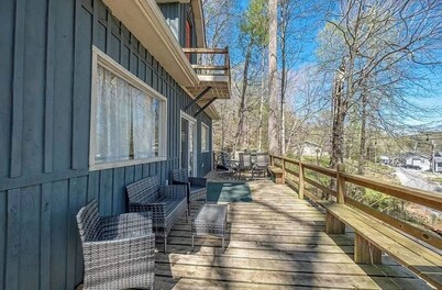 Peaceful 2-bedroom house, beautiful Lake view.