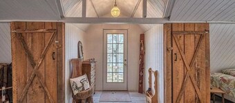 Peaceful 2-bedroom house, beautiful Lake view.