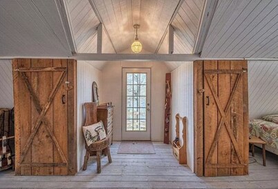 Peaceful 2-bedroom house, beautiful Lake view.