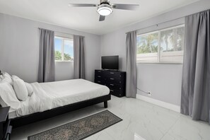 3 bedrooms, desk, iron/ironing board, free WiFi