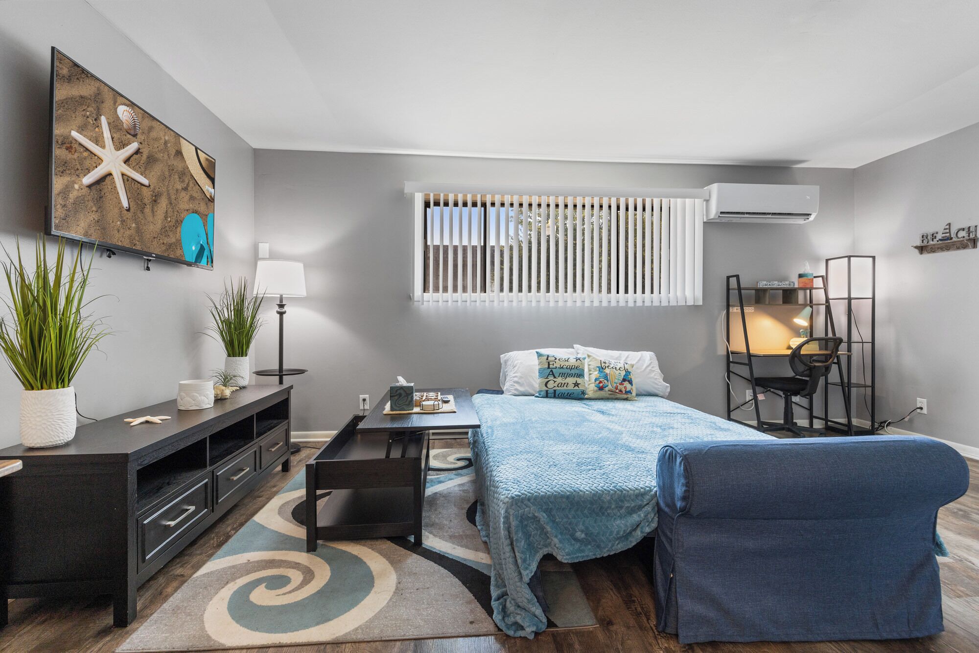 2 bedrooms, desk, iron/ironing board, travel cot