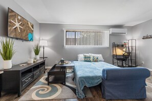 2 室のベッドルーム、デスク、アイロン / アイロン台、旅行用ベビーベッド