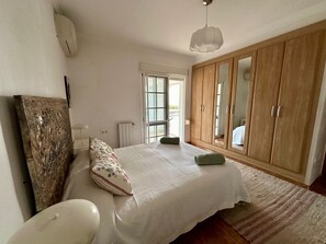 3 bedrooms, iron/ironing board, internet, bed sheets