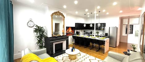 TV, fireplace