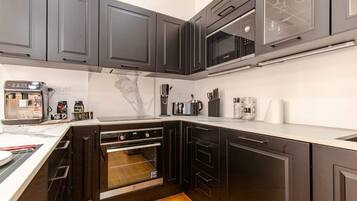 Een microgolfoven, een oven, een kookplaat, een vaatwasser