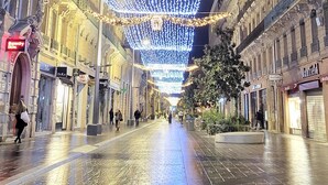 A street with ornate buildings and a wet pavement, likely after rain. - Luxury Capitol 122m² Air-conditioned - Parking & Elevator & Subway (Toulouse)
