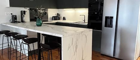 Microondas, horno, placa de cocina, lavavajillas