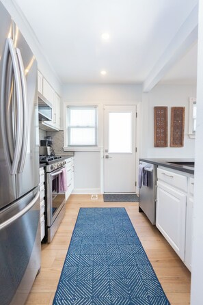 Private kitchen - Charming 5 Bedroom Single Family Home - onsite 3 car parking included (Washington)