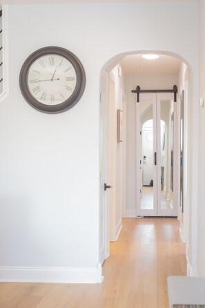 Interior - Charming 5 Bedroom Single Family Home - onsite 3 car parking included (Washington)