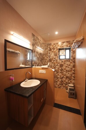 Luxury Double Room | Bathroom | Shower, towels, soap, shampoo - Soothing Palms (Udaipur)