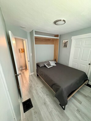 4 bedrooms, iron/ironing board, WiFi, bed sheets - RARE CHANCE TO RENT THIS ND HOME 1.45 MILES FROM ND CAMPUS WITH IRISH PUB & MORE (South Bend)