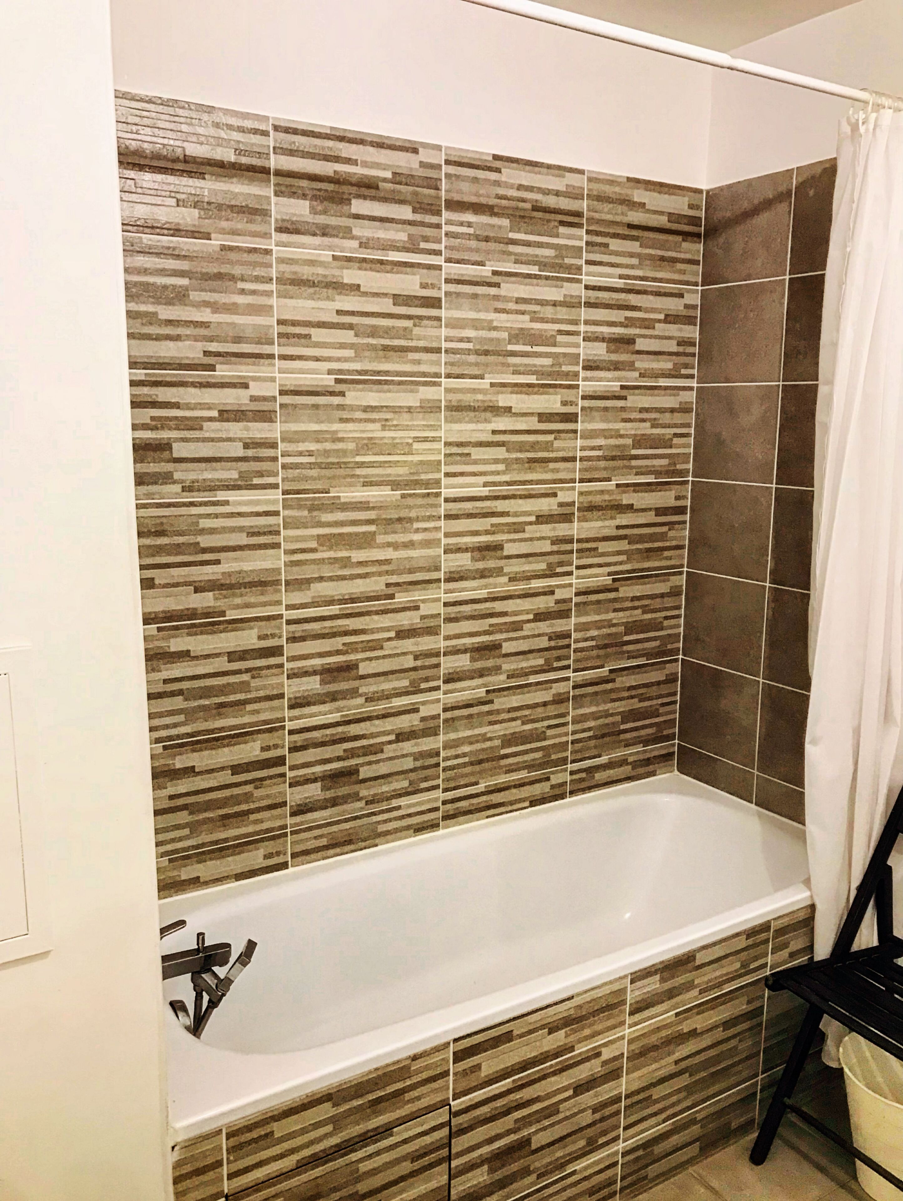 Sèche-cheveux, serviettes fournies, papier toilette