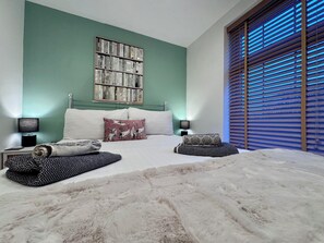 1 habitación, caja de seguridad en la habitación y escritorio