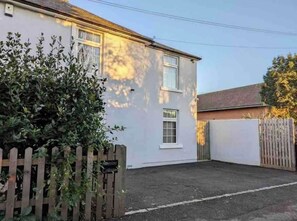 Exterior - Stylish, immaculate one double bedroom boutique style cottage in Chichester. (Chichester)