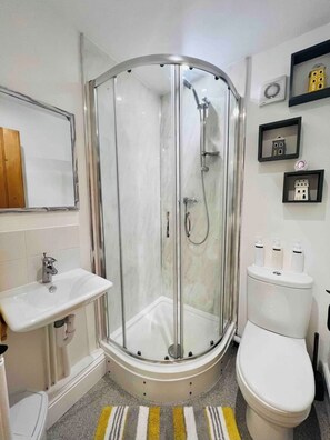 Shower, hair dryer, towels, soap - Stylish, immaculate one double bedroom boutique style cottage in Chichester. (Chichester)